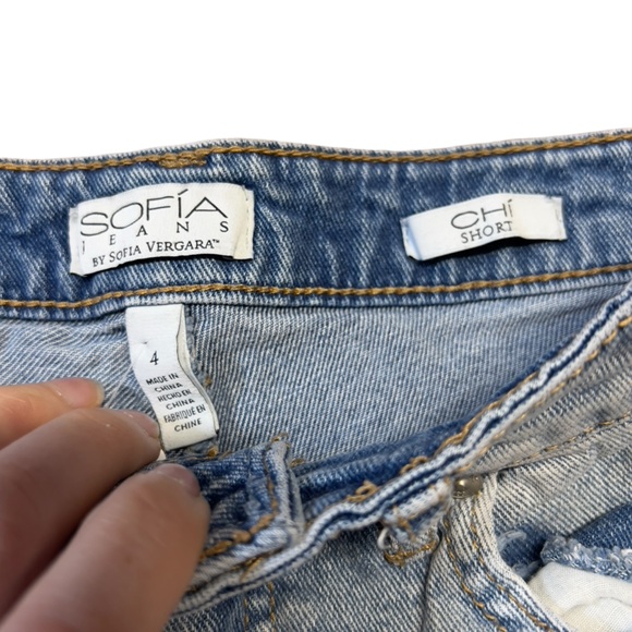Sofia Vergara Chi Shorts - Womens Distressed Jean Shorts - Sz. 4 |28"W| - Picture 2 of 3